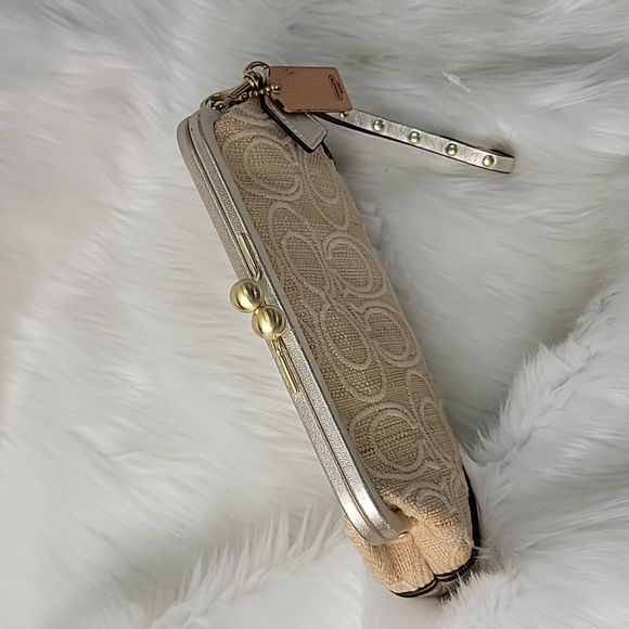 COACH Signature \